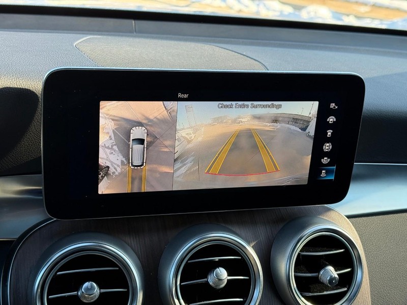 Mercedes-Benz GLC Vehicle Full-screen Gallery Image 25