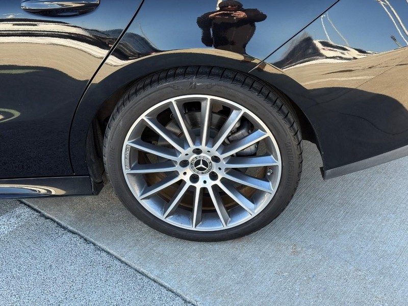 Mercedes-Benz CLA Vehicle Full-screen Gallery Image 09