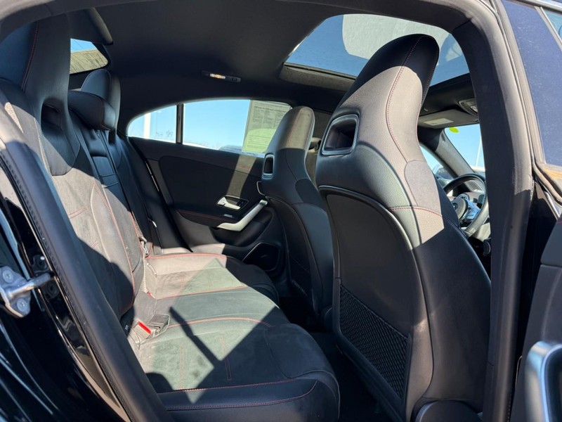 Mercedes-Benz CLA Vehicle Full-screen Gallery Image 12