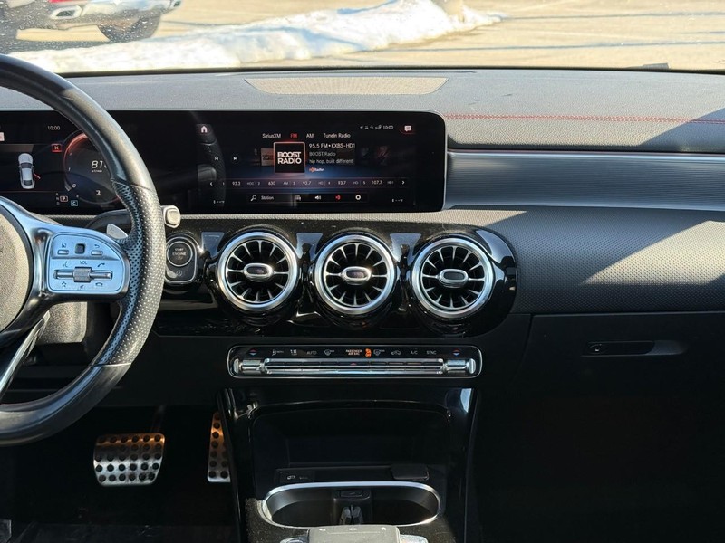 Mercedes-Benz CLA Vehicle Full-screen Gallery Image 15