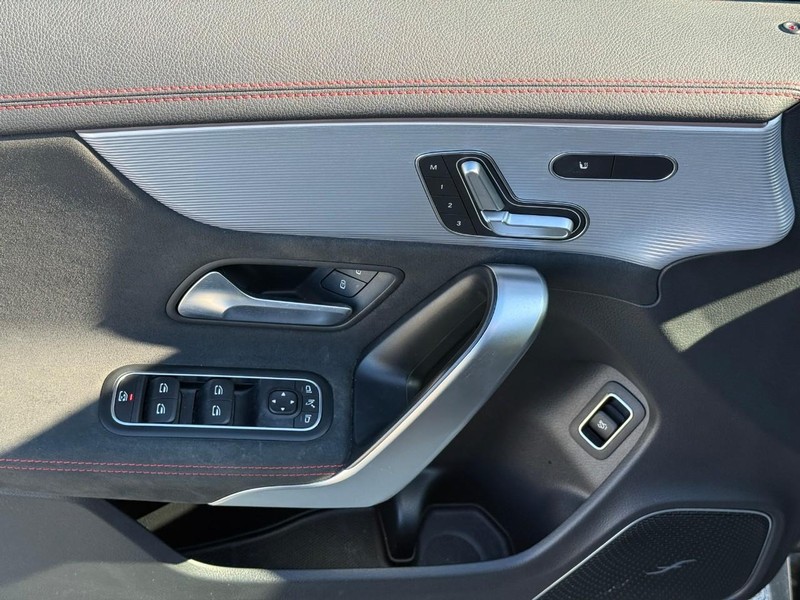 Mercedes-Benz CLA Vehicle Full-screen Gallery Image 17