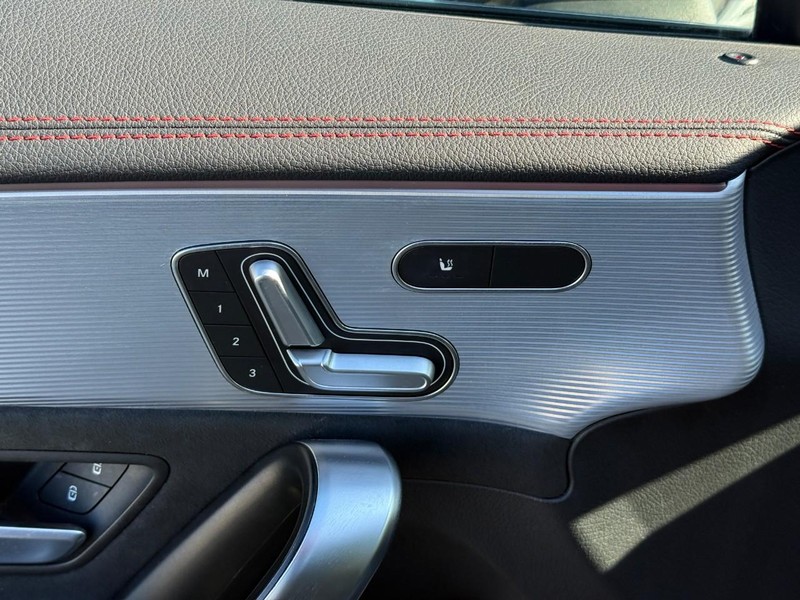 Mercedes-Benz CLA Vehicle Full-screen Gallery Image 18