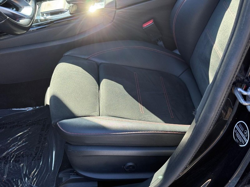 Mercedes-Benz CLA Vehicle Full-screen Gallery Image 19