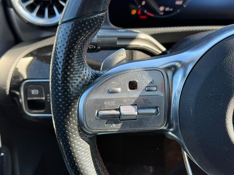 Mercedes-Benz CLA Vehicle Full-screen Gallery Image 20