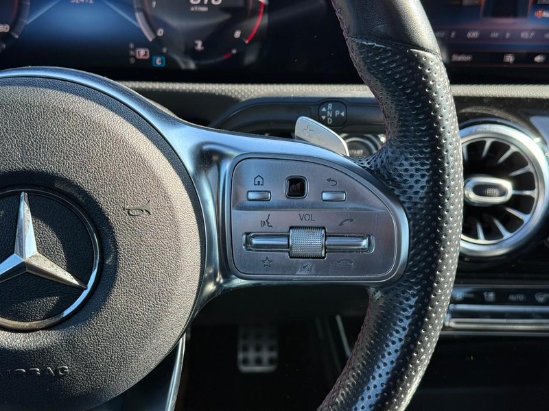 Mercedes-Benz CLA Vehicle Full-screen Gallery Image 21