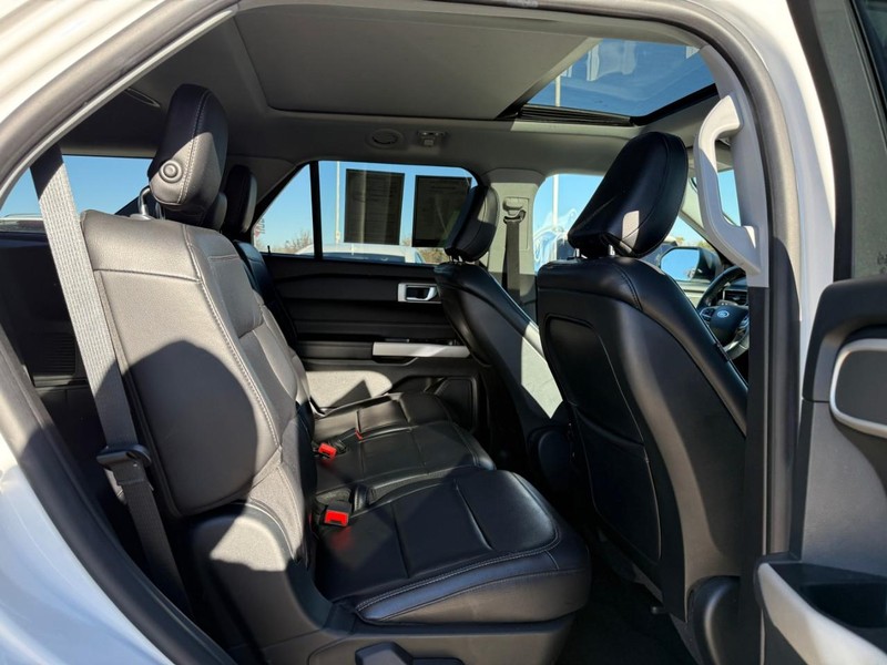 Ford Explorer Vehicle Full-screen Gallery Image 7