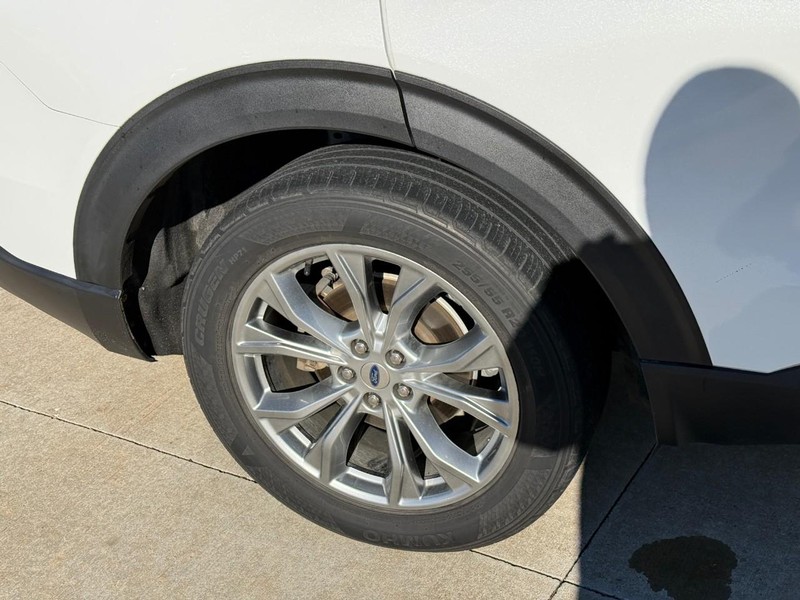 Ford Explorer Vehicle Full-screen Gallery Image 8