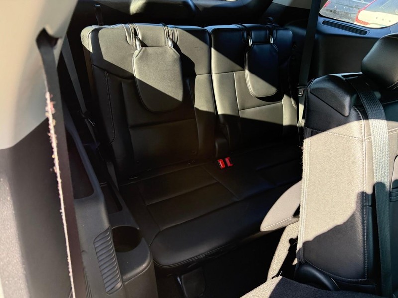 Ford Explorer Vehicle Full-screen Gallery Image 9