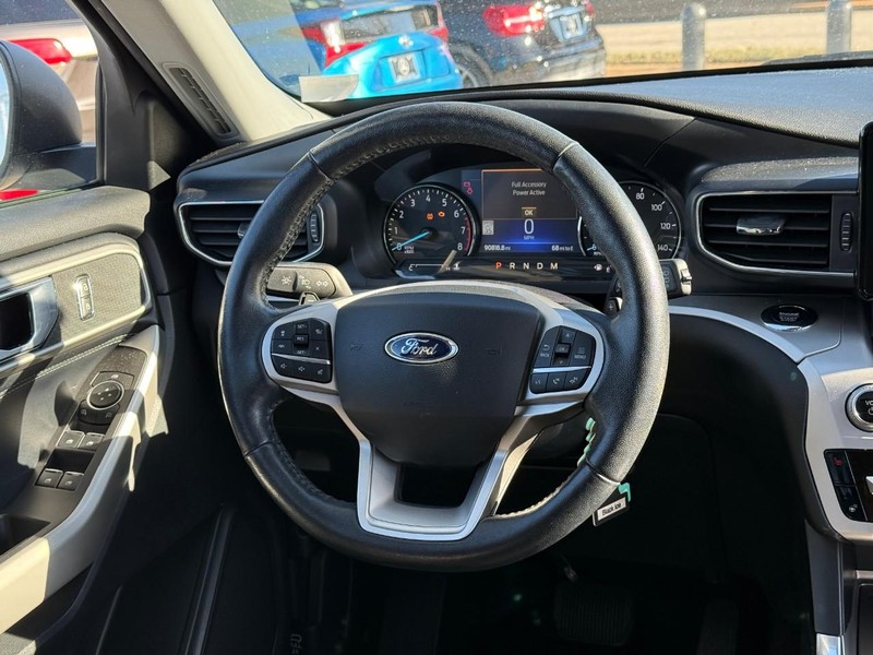 Ford Explorer Vehicle Full-screen Gallery Image 11