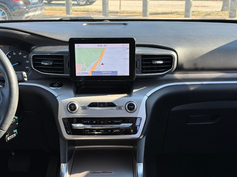 Ford Explorer Vehicle Full-screen Gallery Image 12