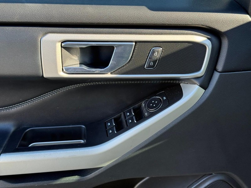 Ford Explorer Vehicle Full-screen Gallery Image 14