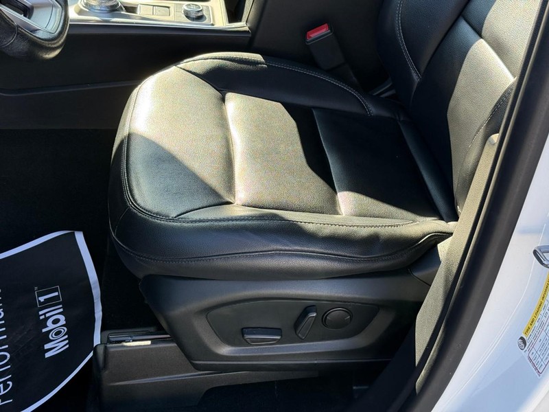 Ford Explorer Vehicle Full-screen Gallery Image 15