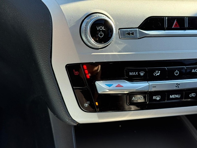 Ford Explorer Vehicle Full-screen Gallery Image 21