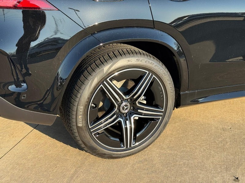 Mercedes-Benz GLE Vehicle Full-screen Gallery Image 4