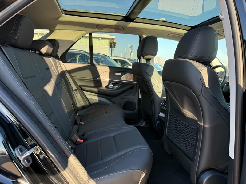 Mercedes-Benz GLE Vehicle Full-screen Gallery Image 5