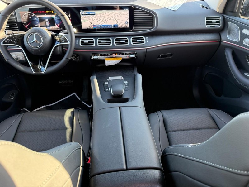 Mercedes-Benz GLE Vehicle Full-screen Gallery Image 6