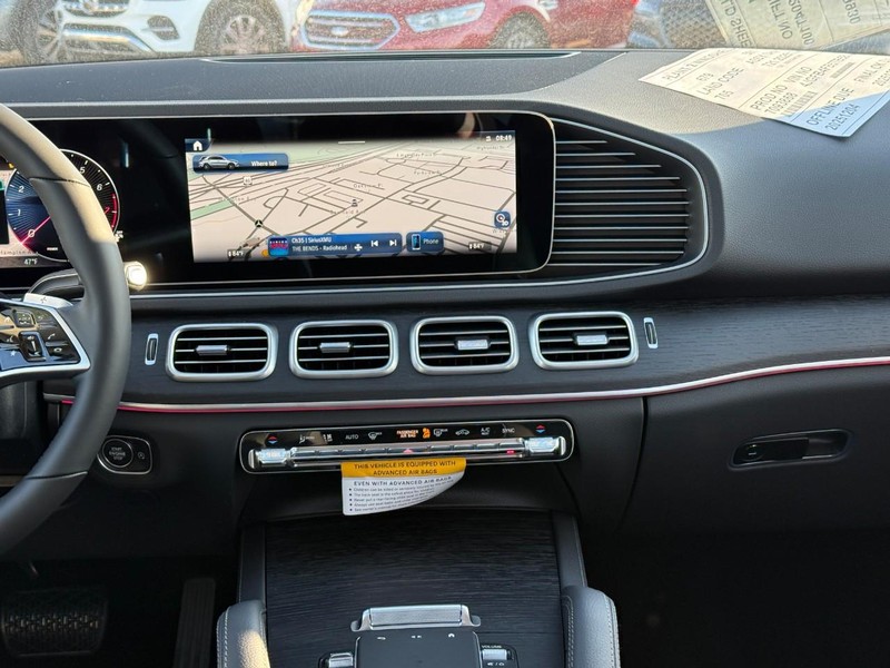 Mercedes-Benz GLE Vehicle Full-screen Gallery Image 8