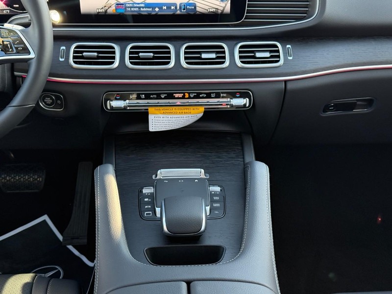 Mercedes-Benz GLE Vehicle Full-screen Gallery Image 9