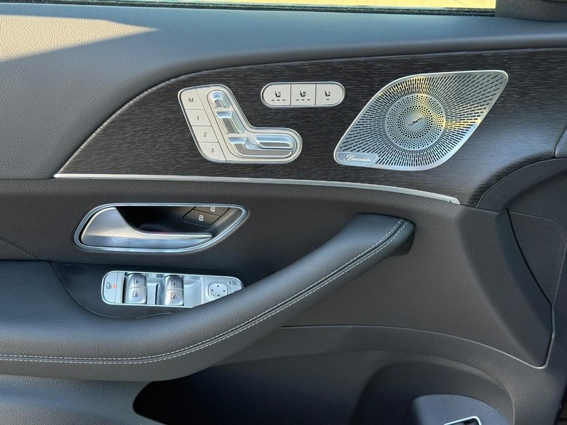 Mercedes-Benz GLE Vehicle Full-screen Gallery Image 10