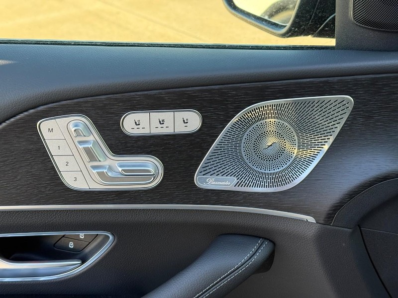 Mercedes-Benz GLE Vehicle Full-screen Gallery Image 11