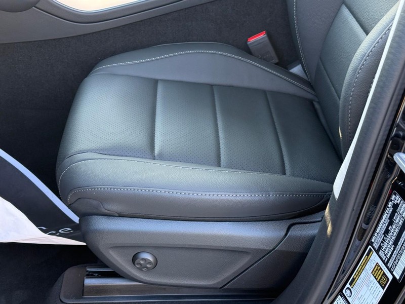 Mercedes-Benz GLE Vehicle Full-screen Gallery Image 12