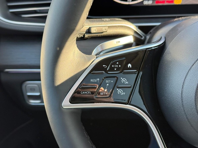 Mercedes-Benz GLE Vehicle Full-screen Gallery Image 13