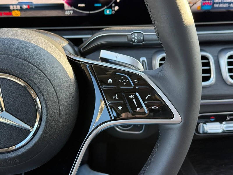 Mercedes-Benz GLE Vehicle Full-screen Gallery Image 14