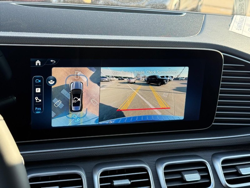 Mercedes-Benz GLE Vehicle Full-screen Gallery Image 15