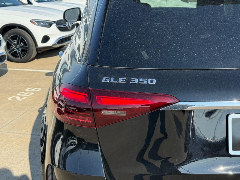 Mercedes-Benz GLE Vehicle Full-screen Gallery Image 4