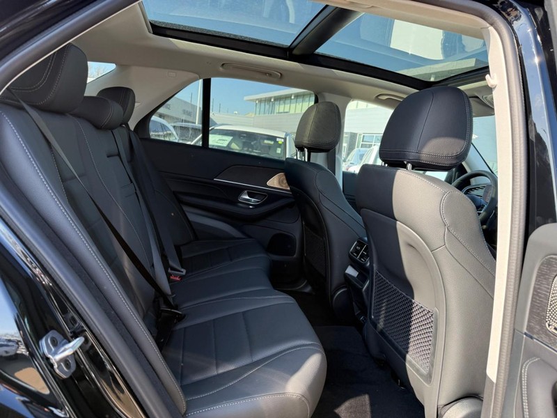 Mercedes-Benz GLE Vehicle Full-screen Gallery Image 6