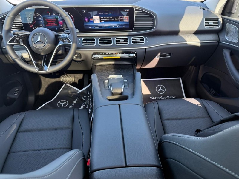 Mercedes-Benz GLE Vehicle Full-screen Gallery Image 7