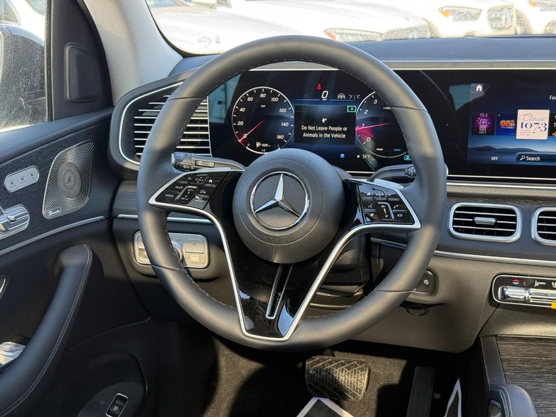 Mercedes-Benz GLE Vehicle Full-screen Gallery Image 8