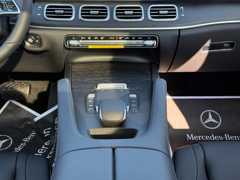 Mercedes-Benz GLE Vehicle Full-screen Gallery Image 11