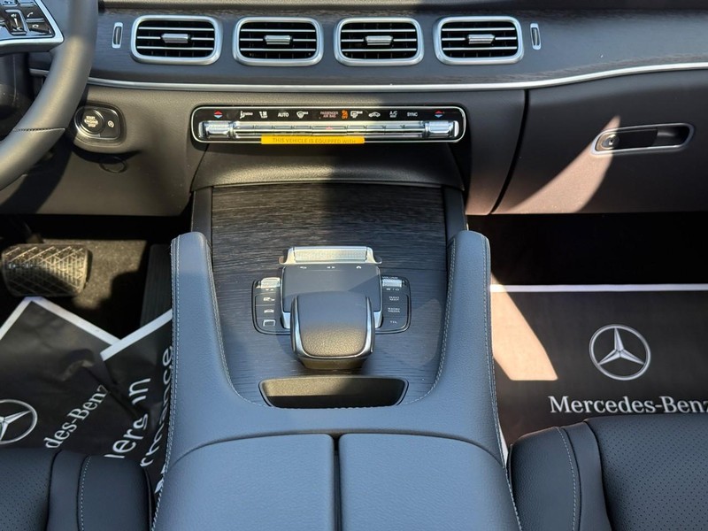 Mercedes-Benz GLE Vehicle Full-screen Gallery Image 12