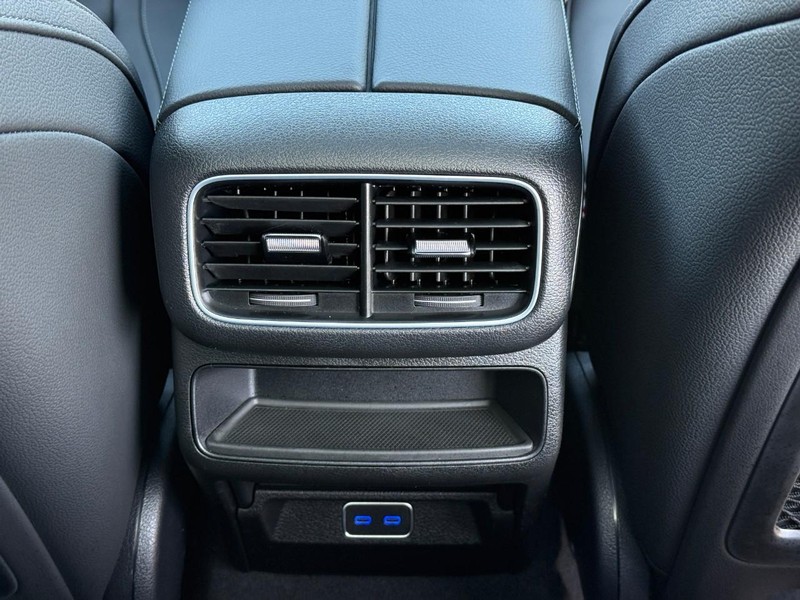 Mercedes-Benz GLE Vehicle Full-screen Gallery Image 13