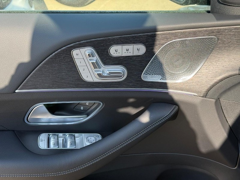 Mercedes-Benz GLE Vehicle Full-screen Gallery Image 14