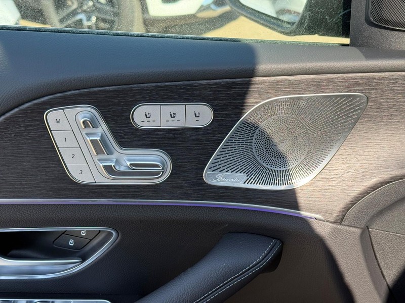 Mercedes-Benz GLE Vehicle Full-screen Gallery Image 15