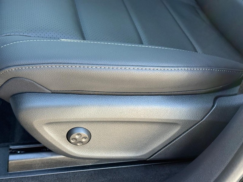 Mercedes-Benz GLE Vehicle Full-screen Gallery Image 17