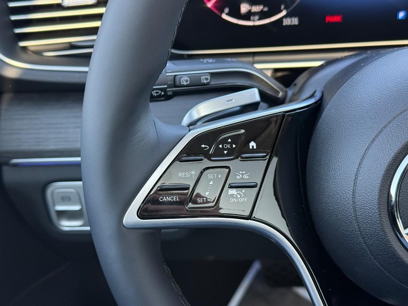 Mercedes-Benz GLE Vehicle Full-screen Gallery Image 18