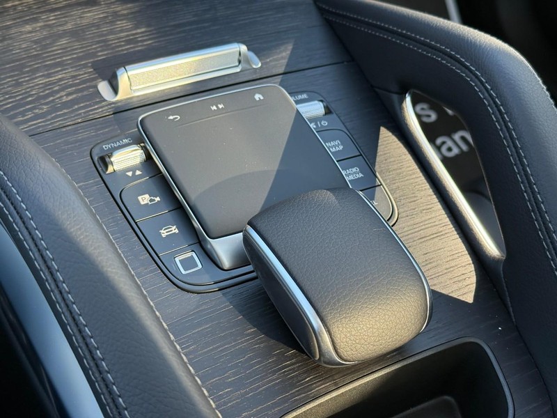 Mercedes-Benz GLE Vehicle Full-screen Gallery Image 21