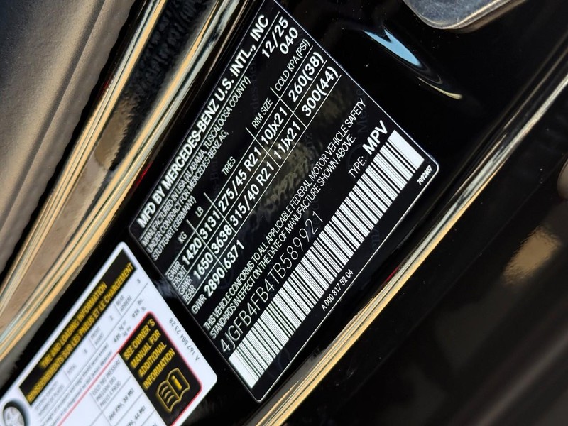 Mercedes-Benz GLE Vehicle Full-screen Gallery Image 24