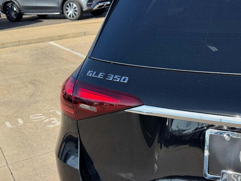 Mercedes-Benz GLE Vehicle Full-screen Gallery Image 4