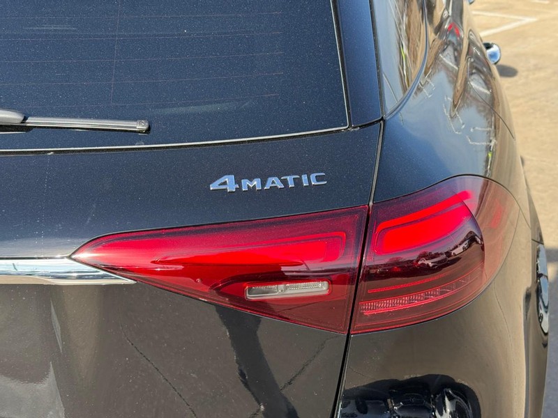 Mercedes-Benz GLE Vehicle Full-screen Gallery Image 5