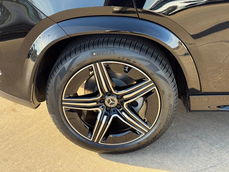 Mercedes-Benz GLE Vehicle Full-screen Gallery Image 6