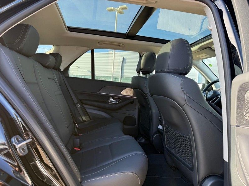 Mercedes-Benz GLE Vehicle Full-screen Gallery Image 7