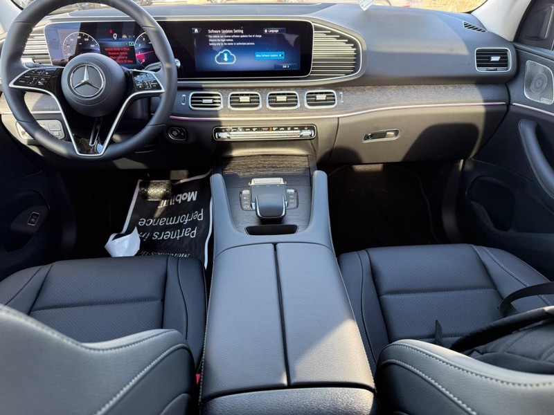Mercedes-Benz GLE Vehicle Full-screen Gallery Image 8