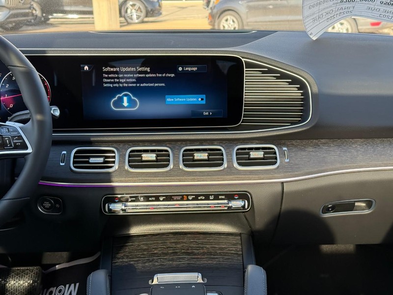 Mercedes-Benz GLE Vehicle Full-screen Gallery Image 10