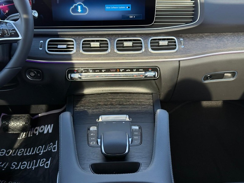 Mercedes-Benz GLE Vehicle Full-screen Gallery Image 11