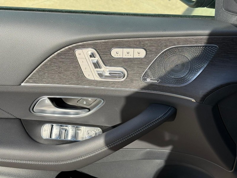 Mercedes-Benz GLE Vehicle Full-screen Gallery Image 12