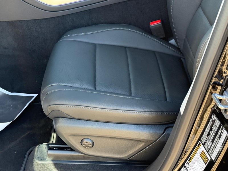 Mercedes-Benz GLE Vehicle Full-screen Gallery Image 14